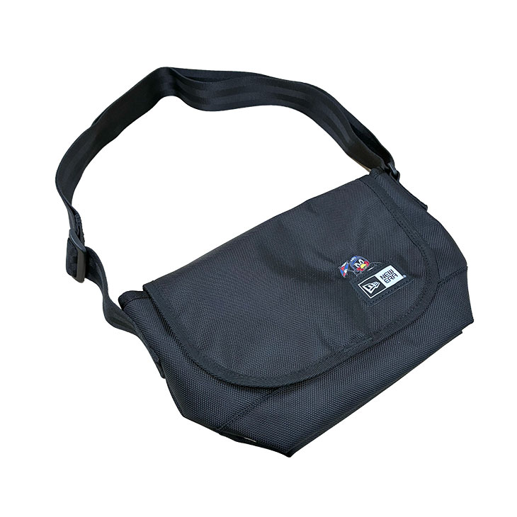 【2026年4月つばの日】ミニメッセンジャーバッグ NEWERA×2896BOXロゴ（BLACK）